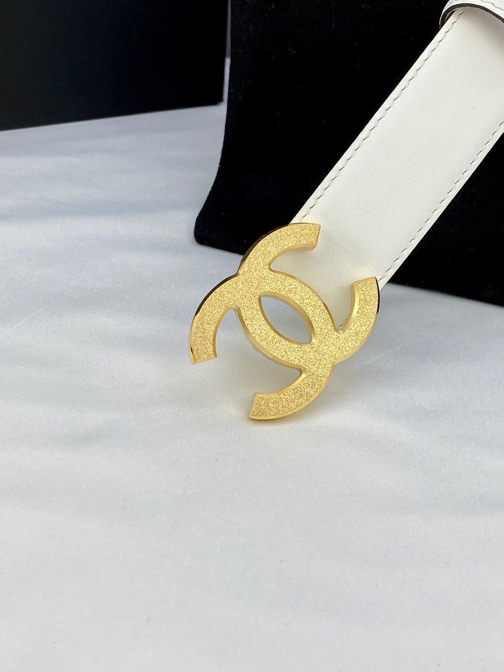 DOUBLE C BELT 30MM IN WHITE CALFSKIN METAL BUCKLE