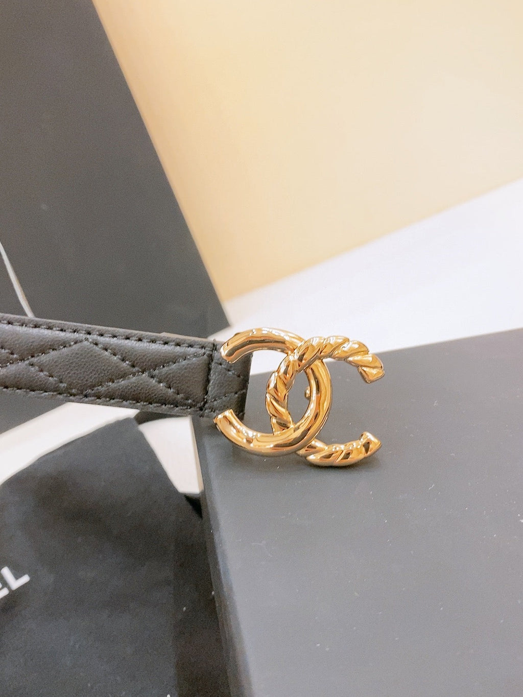 DOUBLE C BELT 20MM IN BLACK CALFSKIN WITH QUILTED STITCHING AND SPIRAL GOLD BUCKLE